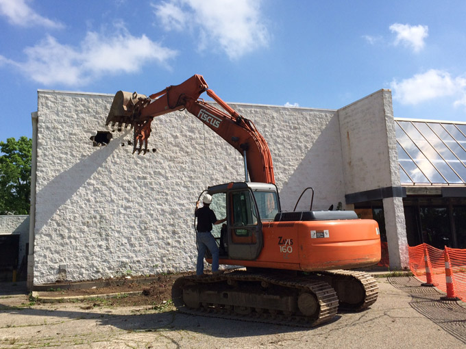 Demolition begins of former Kroger store