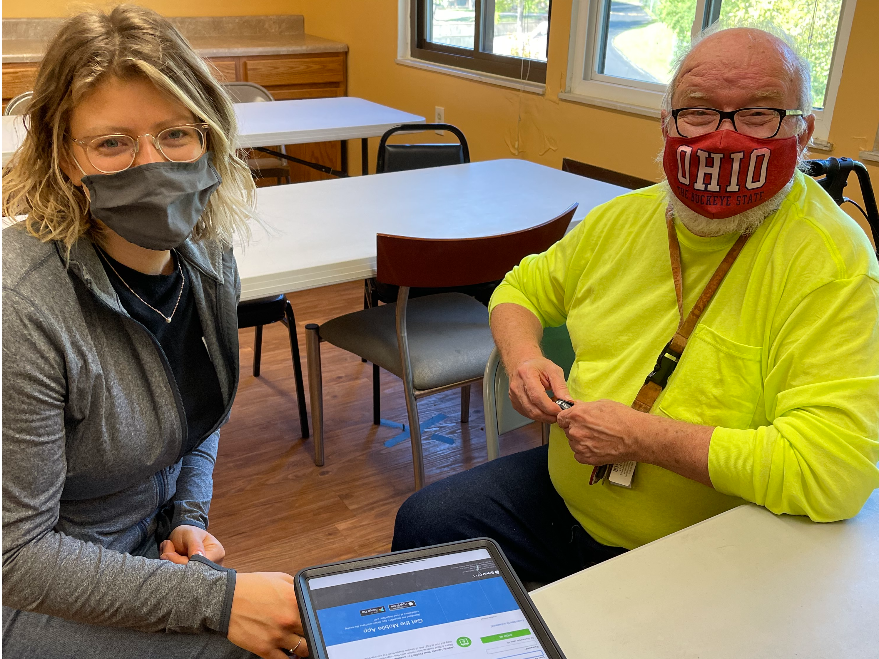 ECC Operator helping Cincinnati senior sign up for Smart911